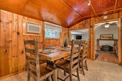 . Plum Creek Retreat w/ Beach near Johnson Lake
