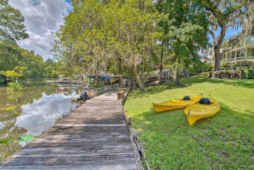 . Riverfront Dunnellon Condo with Grill and Kayaks!