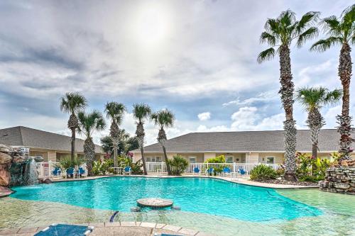Sunny Townhome with Pool Access about 1 Mi to Beach in Padre Island, USA