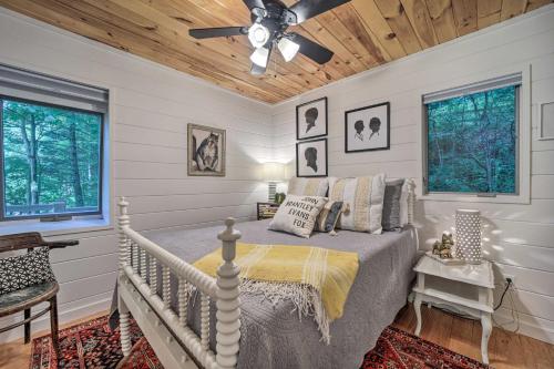 Highlands Cabin on Buck Creek about 8 Mi to Town! in Highlands, USA