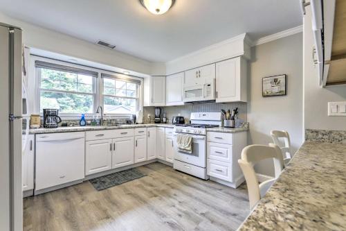 Charming Old Saybrook Cottage Less Than 1 Mi to Beach in โอลด์ เซย์บรูค (CT)