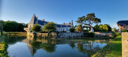 Appartement lumineux et cosy avec jardin vue sur chateau près Port en Bessin, Bayeux et Omaha Beach