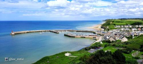 Appartement lumineux et cosy avec jardin vue sur chateau près Port en Bessin, Bayeux et Omaha Beach