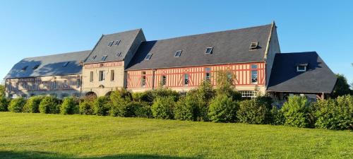 Appartement lumineux et cosy avec jardin vue sur chateau près Port en Bessin, Bayeux et Omaha Beach