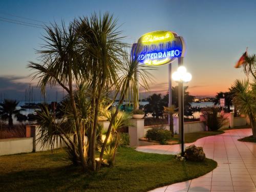 Kert, Hotel Mediterraneo                                                               in Porto Cesareo