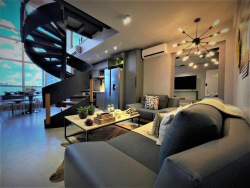 APARTAMENTO Duplex Manhattan com 3 Suites, Casal, Solteiro e Office