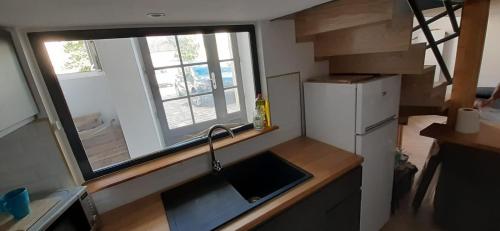 廚房, T3 calme et cosy, idéalement situé près du château et de la gare, dans un cadre paisible (T3 calme et cosy, idealement situe pres du chateau et de la gare, dans un cadre paisible) in 朗布依埃