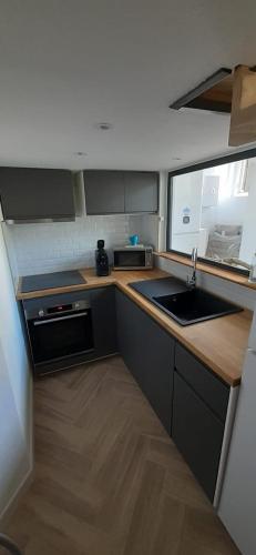 廚房, T3 calme et cosy, idéalement situé près du château et de la gare, dans un cadre paisible (T3 calme et cosy, idealement situe pres du chateau et de la gare, dans un cadre paisible) in 朗布依埃
