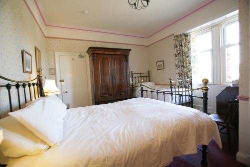 1 double bed, 1 twin bed