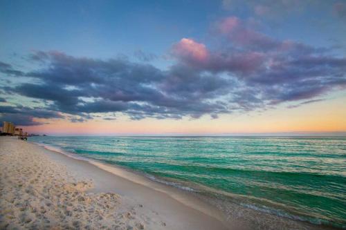 Salty Shell Cottage. Spacious 3 bed,2 1/2 bath with pool.