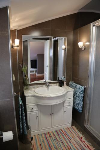 Habitación con baño, cerca de la playa
