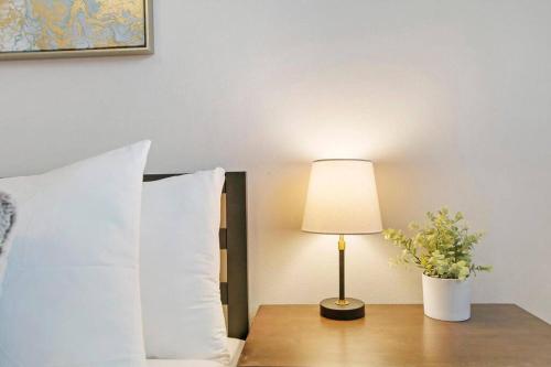 Quiet 1BR Spot Perfectly Situated Dine & Shop - Bell E3 - image 4