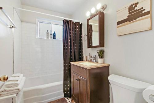 Quiet 1BR Spot Perfectly Situated Dine & Shop - Bell E3 - image 8