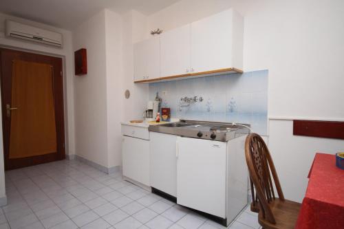 Apartment Vrboska 8748a - image 5