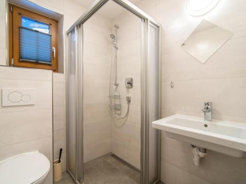 Fürdőszoba, Haus Bergblick in Moosen