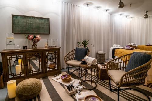 393603443 Kimpton Surfcomber Hotel by IHG