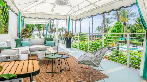 393603451 Kimpton Surfcomber Hotel by IHG