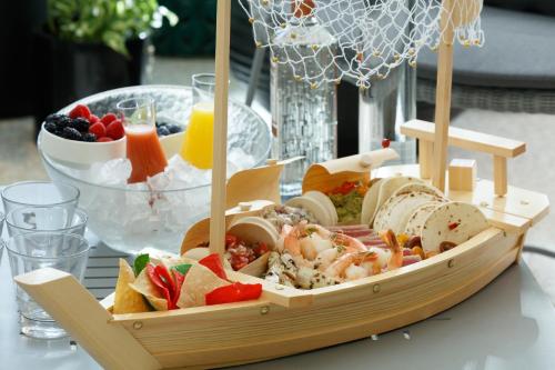 393603515 Kimpton Surfcomber Hotel by IHG