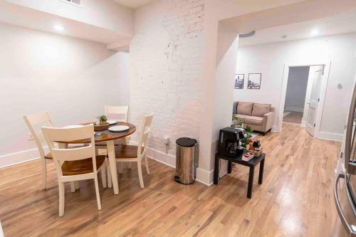 Spacious 1 bed 1 bath Downtown OTR condo minutes walk to the Reds Bengals stadium & more! in Cincinnati, USA