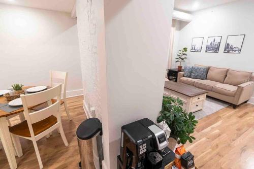 Spacious 1 bed 1 bath Downtown OTR condo minutes walk to the Reds Bengals stadium & more! in Cincinnati, USA