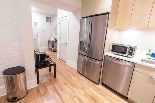 Spacious 1 bed 1 bath Downtown OTR condo minutes walk to the Reds Bengals stadium & more! in Cincinnati, USA