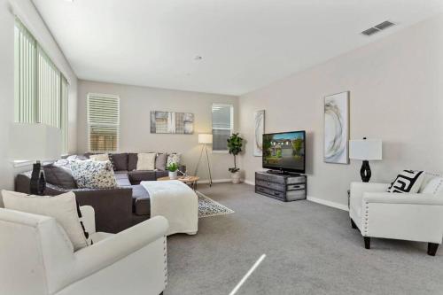 Stunning River Islands Home Near Lake & Boat House in ลาทรอป (CA)