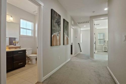 Stunning River Islands Home Near Lake & Boat House in ลาทรอป (CA)