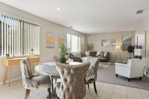 Stunning River Islands Home Near Lake & Boat House in ลาทรอป (CA)