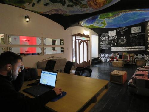 Shared lounge/TV area, Pariwana Hostel Cusco in Cusco