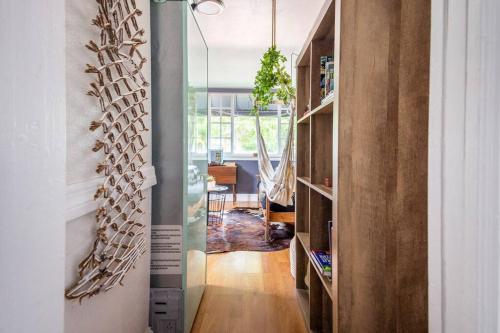 One-Bedroom Apartment image 6
