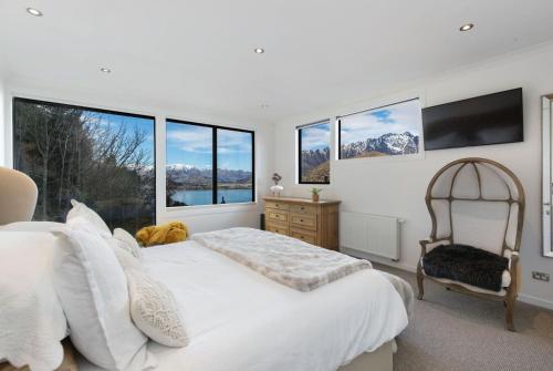 Luxury Lake View Retreat with Hot Tub - image 5