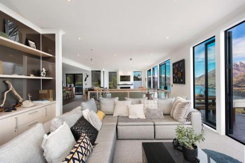 Luxury Lake View Retreat with Hot Tub - image 29