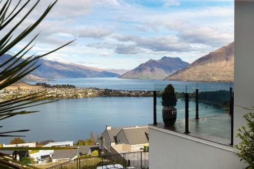 Luxury Lake View Retreat with Hot Tub - image 3