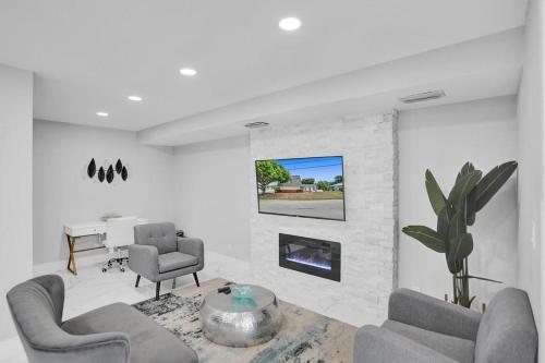 Amazing 7 Bedroom Game Room Jacuzzi Walk To Beach in Deerfield Beach, USA
