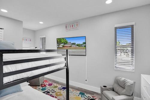 Amazing 7 Bedroom Game Room Jacuzzi Walk To Beach in Deerfield Beach, USA