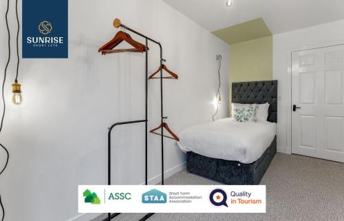 3 BED LAW, 3 rooms, 1 Bathroom, Free Parking, WiFi, Sleeps 4, Contractors, Tourists, Relocation, Business, Travellers, Short - Long Stay Rates Available by SUNRISE SHORT LETS