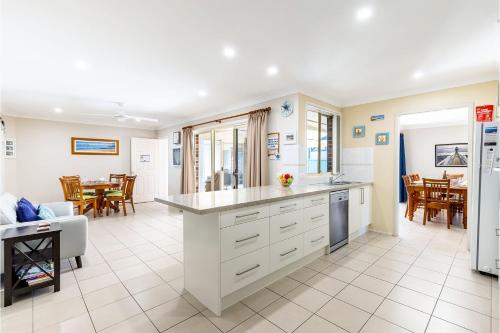 The Bay House 48 Government Road Shoal Bay Ducted air conditioning 5 bedroom holiday home with Wi Fi Foxtel - image 4