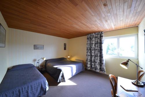 1 double bed, 1 twin bed