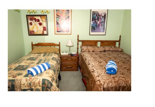 Bed & Breakfast-2 Beds-3 people In Hide-out Private Hidden Bedroom - Accommodation - Abbotsford