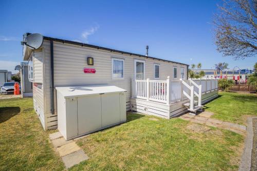 6 berth caravan with decking and WiFi at Suffolk Sands Holiday Park ref 45040G - Hotel - Felixstowe