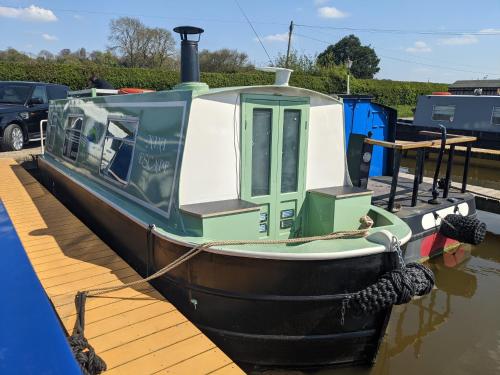 Mini Escape - 2 Berth Narrowboat on the Grand Union, Hertfordshire