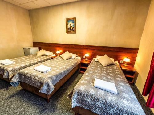 3 twin beds