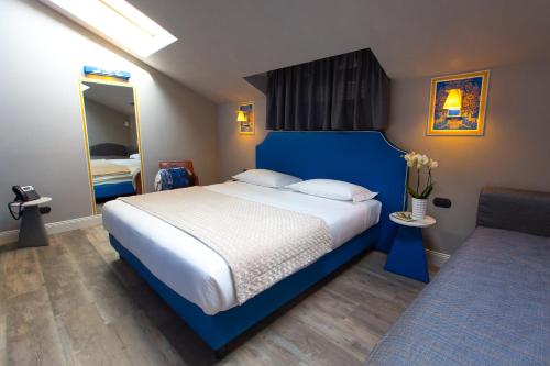 1 queen bed, 1 twin bed