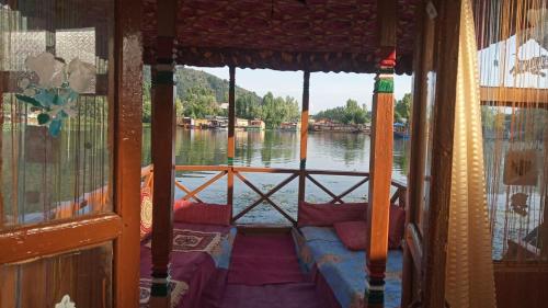New Dunhill Houseboat photo 5