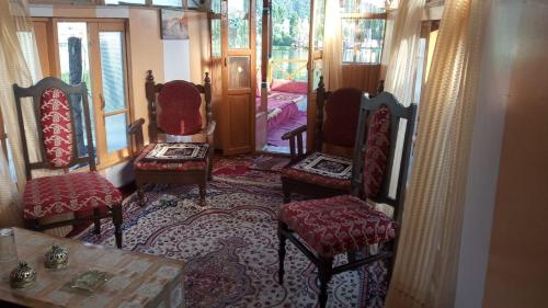 New Dunhill Houseboat photo 4