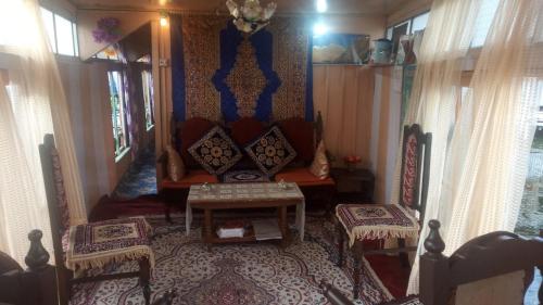 New Dunhill Houseboat photo 3