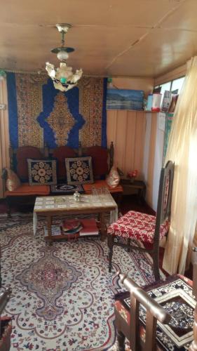 New Dunhill Houseboat photo 2