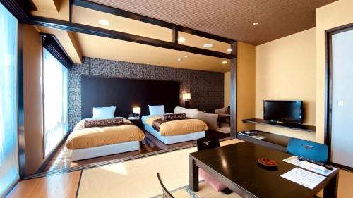 Twin Room with Tatami Area, Living and Private Bathroom - Non-Smoking
