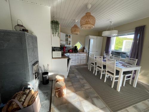 Kitchen, Villa Arktika porealtaallinen mokki Nuorgamissa Tenojoen ja tunturien vieressa in Nuorgam