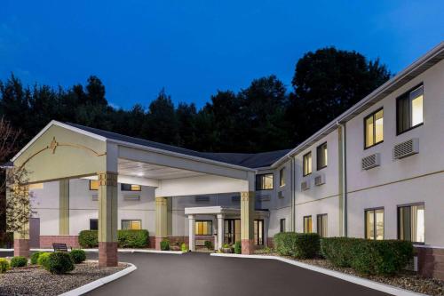 . Super 8 by Wyndham Grove City